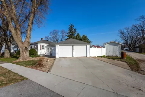 Exterior - 101 E D St, Alpha, IL 61413 photo 4 of 12
