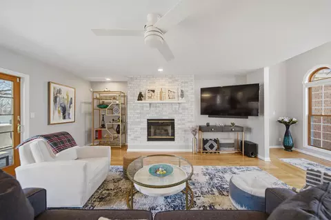 Living - 1101 Northridge Dr, Dixon, IL 61021 photo 2 of 5