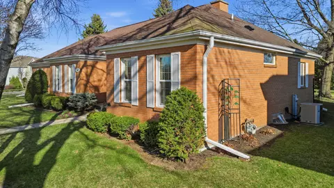 Exterior - 1101 Northridge Dr, Dixon, IL 61021 photo 5 of 7