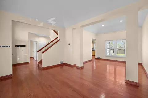 Living - 155 Lilac Ln, Wheeling, IL 60090 photo 4 of 9