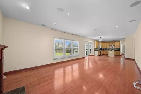 Living - 155 Lilac Ln, Wheeling, IL 60090 photo 9 of 9
