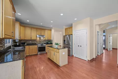 Kitchen - 155 Lilac Ln, Wheeling, IL 60090 photo 2 of 4