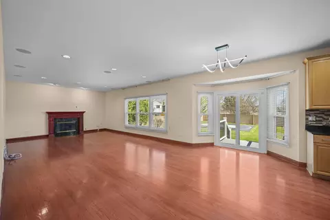 Living - 155 Lilac Ln, Wheeling, IL 60090 photo 7 of 9