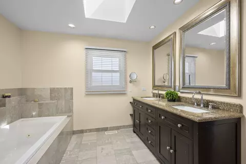 Bath - 155 Lilac Ln, Wheeling, IL 60090 photo 3 of 6