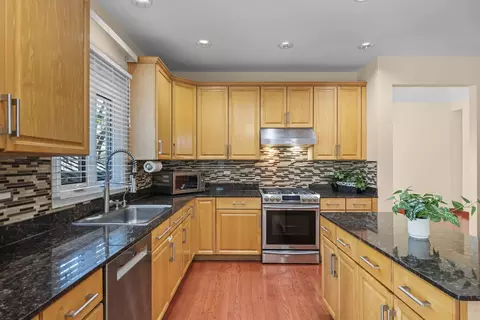 Kitchen - 155 Lilac Ln, Wheeling, IL 60090 photo 4 of 4