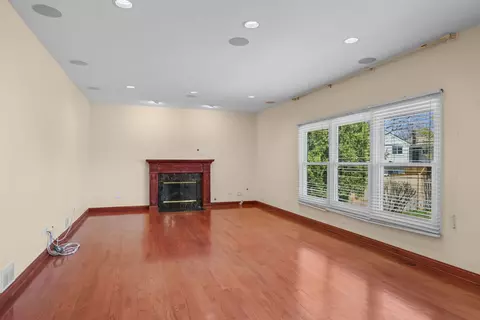 Living - 155 Lilac Ln, Wheeling, IL 60090 photo 8 of 9