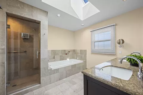 Bath - 155 Lilac Ln, Wheeling, IL 60090 photo 2 of 6