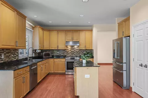 Kitchen - 155 Lilac Ln, Wheeling, IL 60090 photo 3 of 4