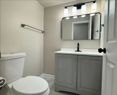 Bath - 940 Tanglewood Dr, Wheeling, IL 60090 photo 1 of 3