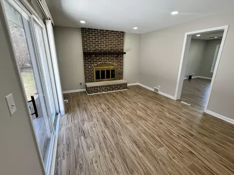 Living - 940 Tanglewood Dr, Wheeling, IL 60090 photo 7 of 10