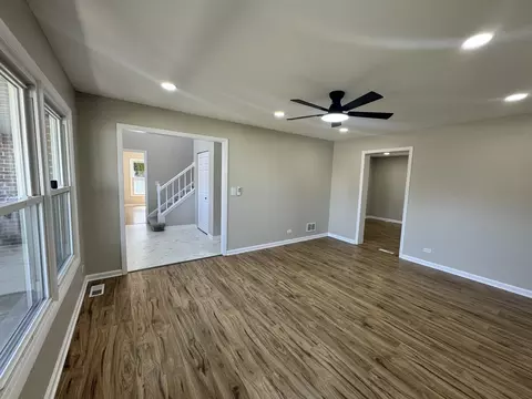 Living - 940 Tanglewood Dr, Wheeling, IL 60090 photo 2 of 10