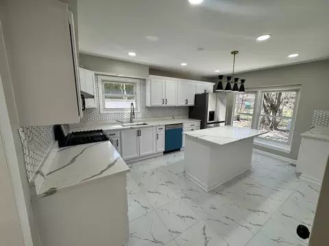 Kitchen - 940 Tanglewood Dr, Wheeling, IL 60090 photo 2 of 5
