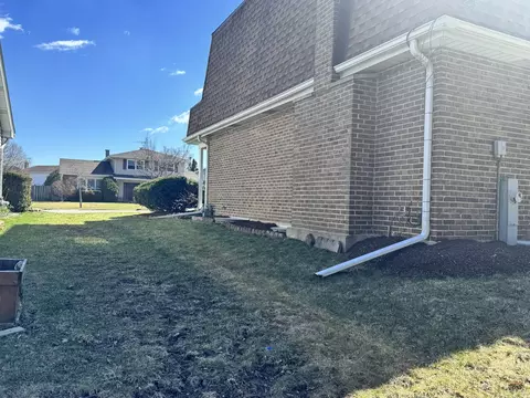 Exterior - 940 Tanglewood Dr, Wheeling, IL 60090 photo 4 of 4