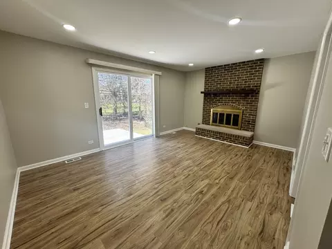 Living - 940 Tanglewood Dr, Wheeling, IL 60090 photo 5 of 10