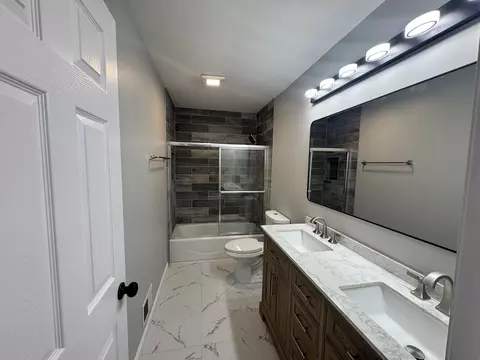 Bath - 940 Tanglewood Dr, Wheeling, IL 60090 photo 3 of 3