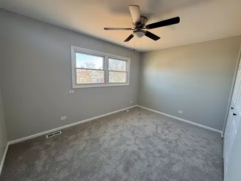 Bedroom - 940 Tanglewood Dr, Wheeling, IL 60090 photo 10 of 12