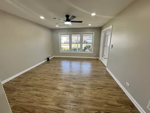 Living - 940 Tanglewood Dr, Wheeling, IL 60090 photo 3 of 10