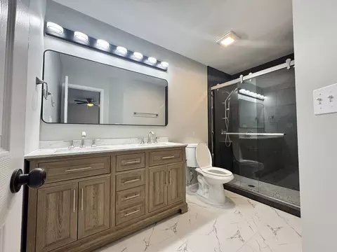 Bath - 940 Tanglewood Dr, Wheeling, IL 60090 photo 2 of 3