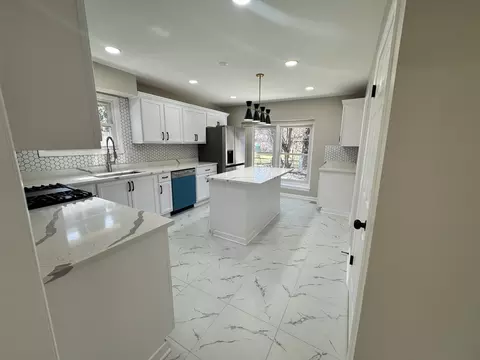 Kitchen - 940 Tanglewood Dr, Wheeling, IL 60090 photo 3 of 5