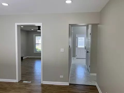 Entry Way - 940 Tanglewood Dr, Wheeling, IL 60090 photo 2 of 8