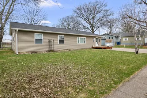 104 2nd St Ct, Donahue, IA 52746