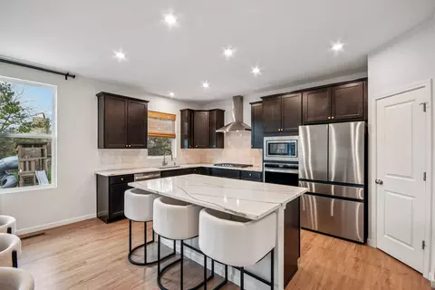 Kitchen - 600 Alpine Dr, Algonquin, IL 60102 photo 1 of 3