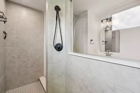 Bath - 600 Alpine Dr, Algonquin, IL 60102 photo 3 of 5