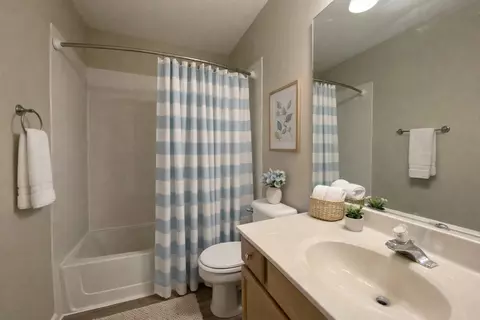 Bath - 2467 Deerfield Dr, Aurora, IL 60506 photo 3 of 5