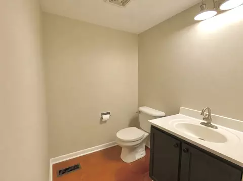 Bath - 2467 Deerfield Dr, Aurora, IL 60506 photo 4 of 5