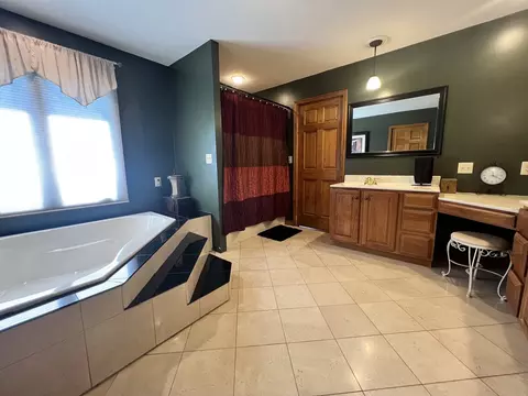Bath - 233 Dunivan Rd, Murphysboro, IL 62966 photo 2 of 5