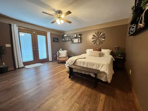 Bedroom - 233 Dunivan Rd, Murphysboro, IL 62966 photo 2 of 5