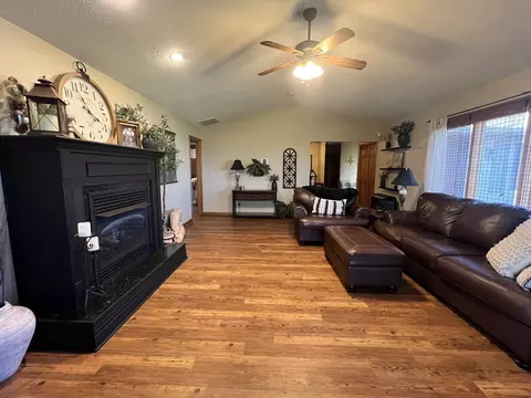 Living - 233 Dunivan Rd, Murphysboro, IL 62966 photo 2 of 3