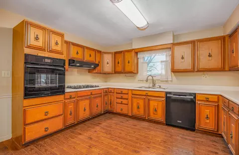 Kitchen - 130 Greenview Rd, Centralia, IL 62801 photo 3 of 4