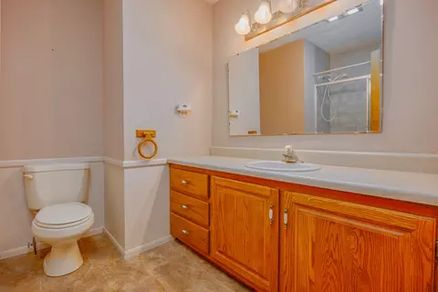 Bath - 130 Greenview Rd, Centralia, IL 62801 photo 2 of 2