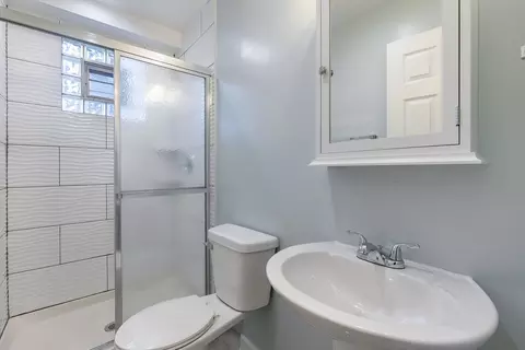 Bath - Undisclosed, Chicago, IL 60625 photo 2 of 2