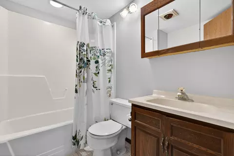 Bath - 1030 Perry Dr, Algonquin, IL 60102 photo 2 of 2