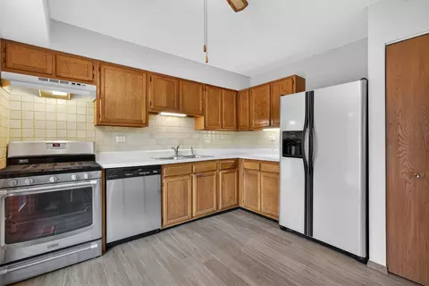 Kitchen - 1030 Perry Dr, Algonquin, IL 60102 photo 1 of 2