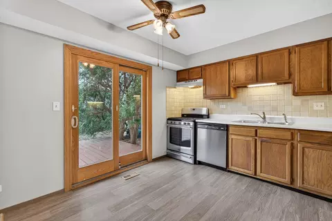 Kitchen - 1030 Perry Dr, Algonquin, IL 60102 photo 2 of 2