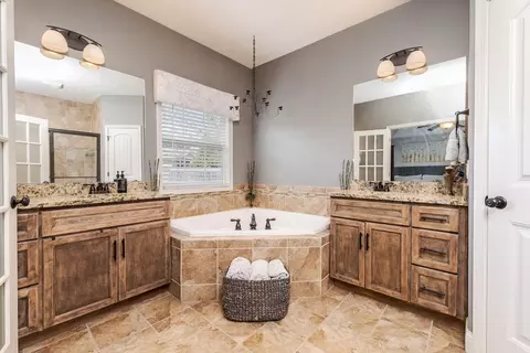 Bath - 6002 Jackpine Rd, Bloomington, IL 61705 photo 2 of 6