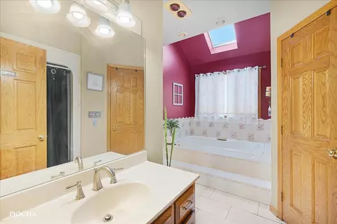 Bath - 365 E Pine Meadow Ct, Morris, IL 60450 photo 4 of 7