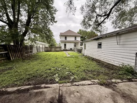Exterior - 1005 E Main St, Clinton, IL 61727 photo 2 of 3