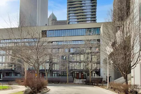 208 N Park Dr, Chicago, IL 60601