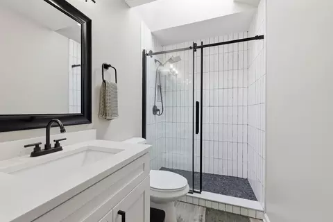Bath - 1880 Gleneagle Cir, Elgin, IL 60123 photo 3 of 5