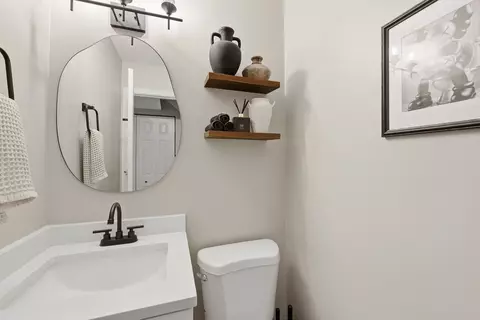 Bath - 1880 Gleneagle Cir, Elgin, IL 60123 photo 2 of 5