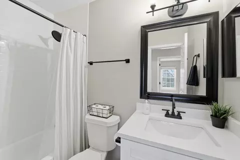 Bath - 1880 Gleneagle Cir, Elgin, IL 60123 photo 5 of 5
