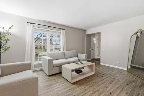 Living - 1880 Gleneagle Cir, Elgin, IL 60123 photo 2 of 3