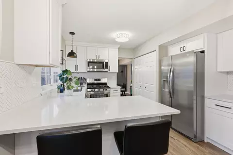 Kitchen - 1880 Gleneagle Cir, Elgin, IL 60123 photo 2 of 2