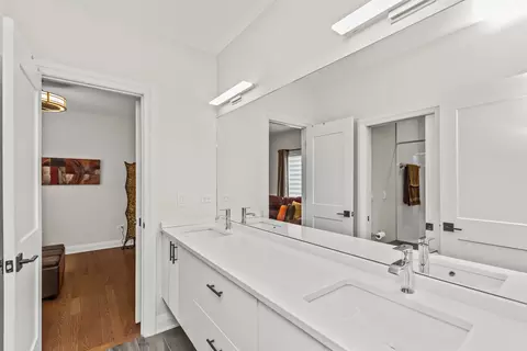 Bath - 700 E 46th St, Chicago, IL 60653 photo 2 of 5