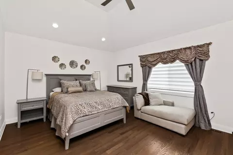 Bedroom - 700 E 46th St, Chicago, IL 60653 photo 3 of 5