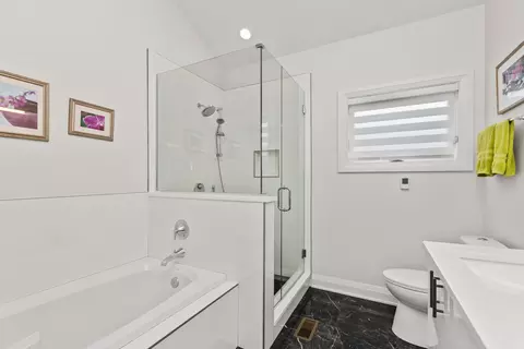 Bath - 700 E 46th St, Chicago, IL 60653 photo 4 of 5